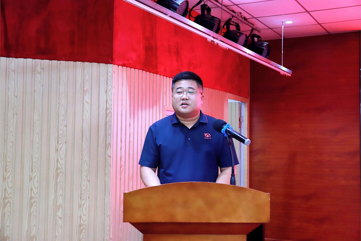 11-第一工程公司總經(jīng)理張濤代表年度先進(jìn)集體發(fā)言.jpg