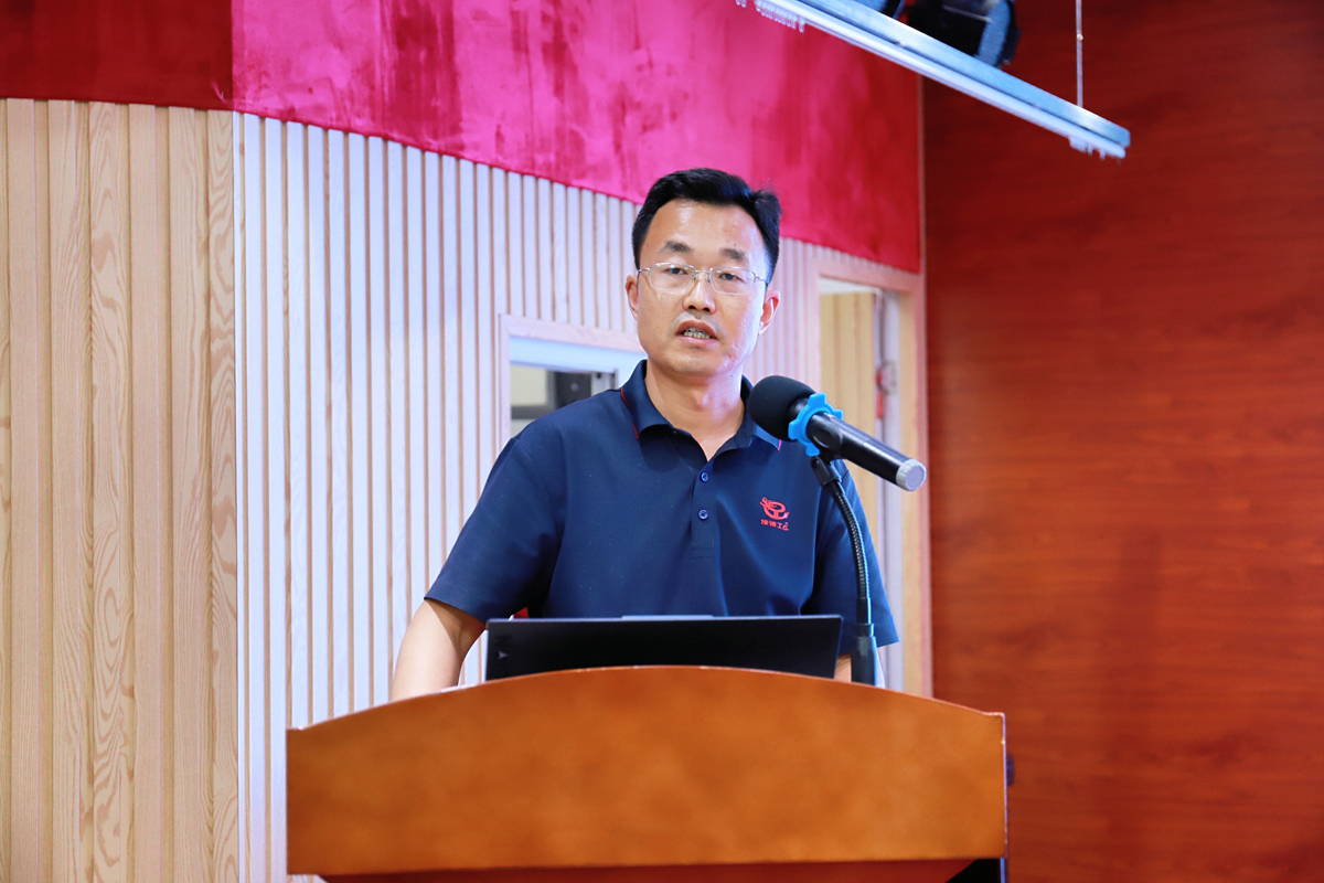 15-公司綜合辦公室主任李磊進(jìn)行“公文寫作知識(shí)”培訓(xùn).jpg