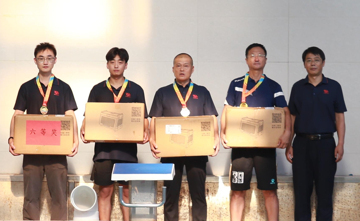 03-公司工會(huì)主席、副總經(jīng)理彥祺宣讀比賽成績(jī).JPG